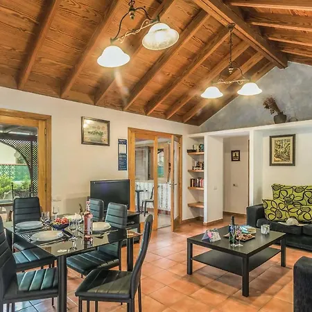 Sleeps 6 Wifi Villa *
