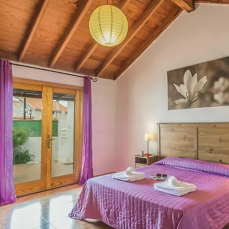 Sleeps 6 Wifi Villa *